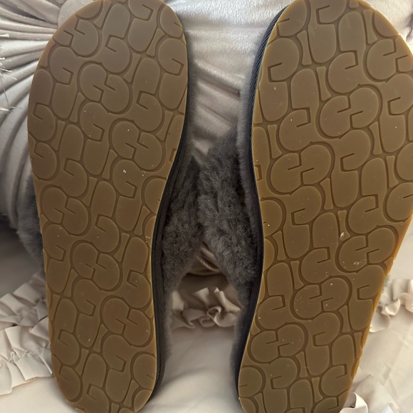 UGG Soft Gray Fluffy Slippers - Picture 6 of 6